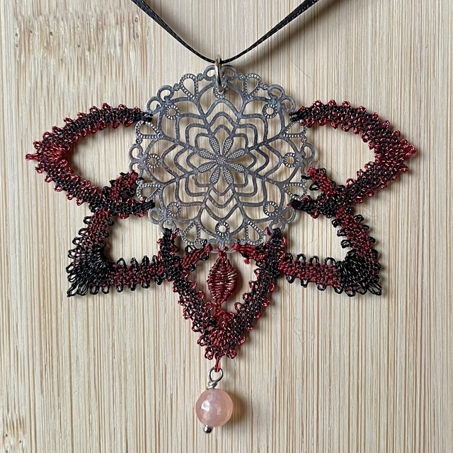 Pendentif « inca » bordeaux / argenté 