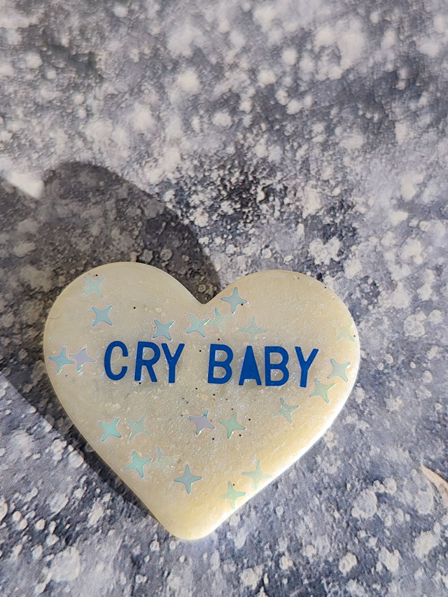 Broche cœur à paillettes - message : CRY BABY