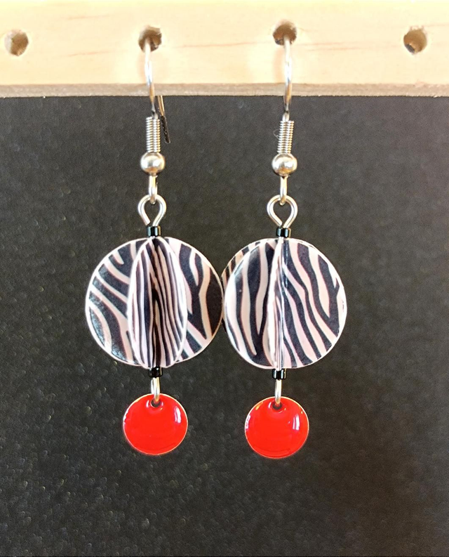 Perle ronde et breloque émaillée