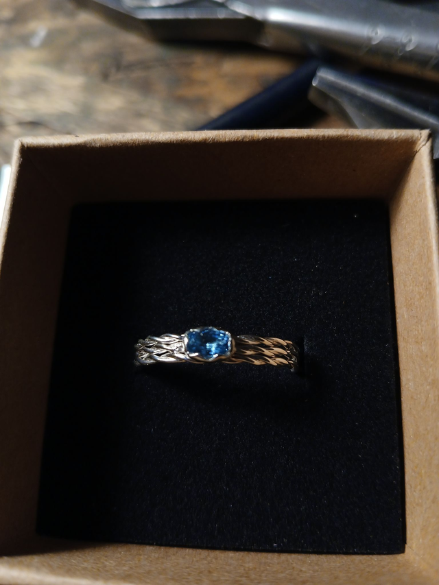 Bague tressée, serti d'une topaze.