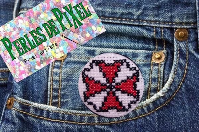 Umbrella corporation insigne badge ou porte clé brodé à la main pixel art