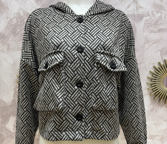 Chaqueta formas con capucha