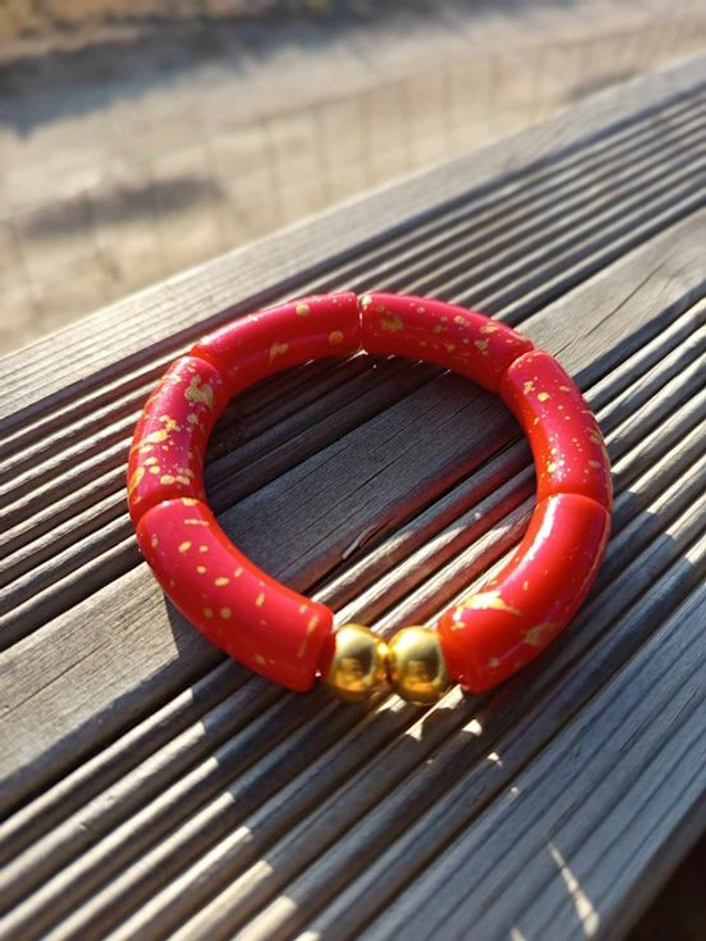 Bracelet perles tubes incurvées acryliques tâchetées Khazaana rouge