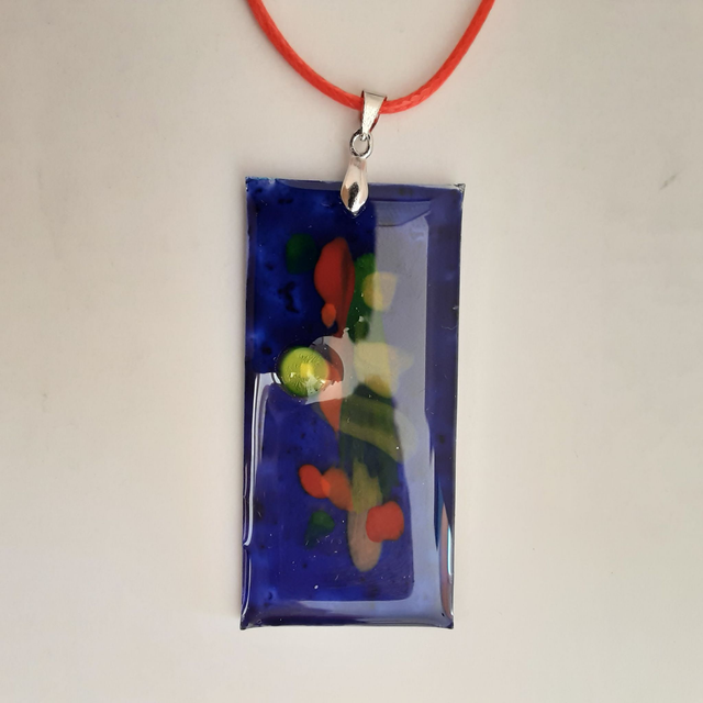 pendentif grand rectangle collection peinture fond bleu violet translucide et décor rouge et jaune et cabochon jaune