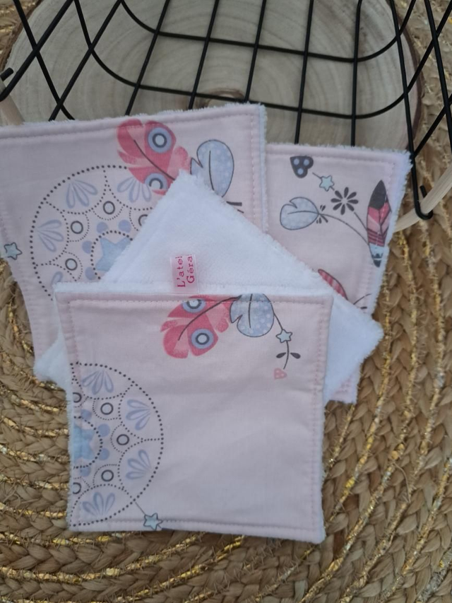 Lots de quatre lingettes demaquillantes 