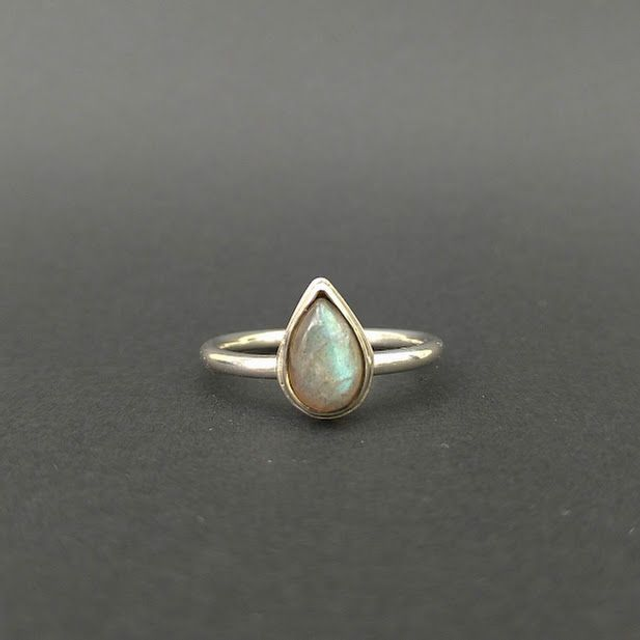 Labradoriet druppel ring