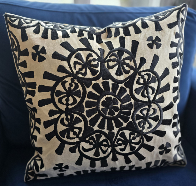 Housse de coussin marocain brodé à la main "Rbati"