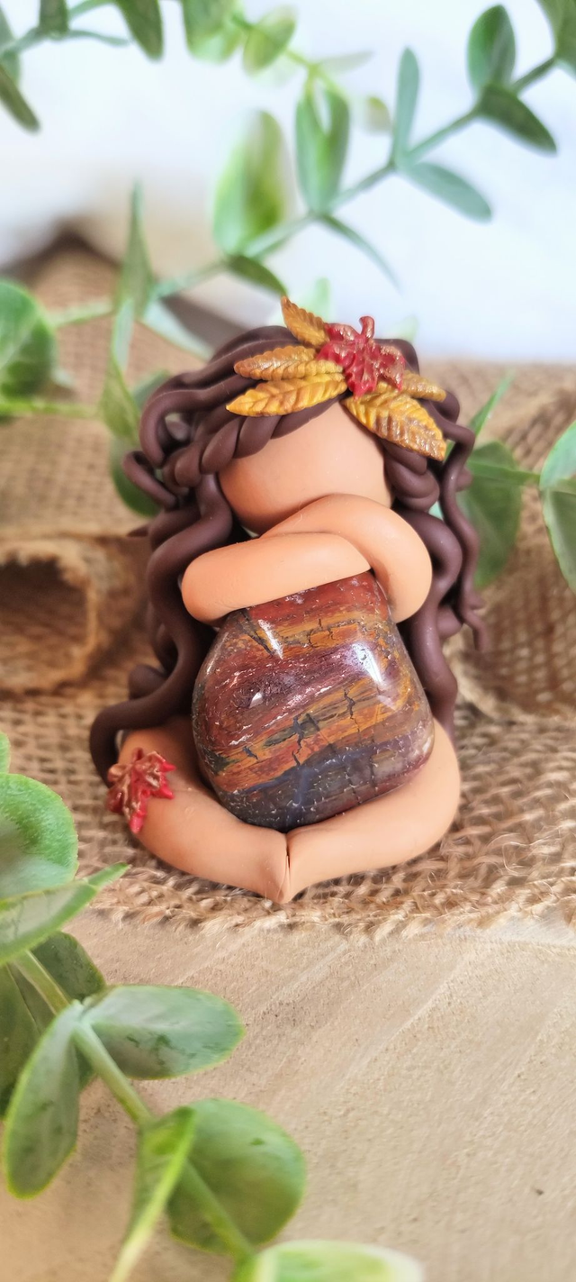 🍁 Gardienne des Temps Anciens – Bois Fossile &amp; Feuilles d’Automne Dorées 🍂