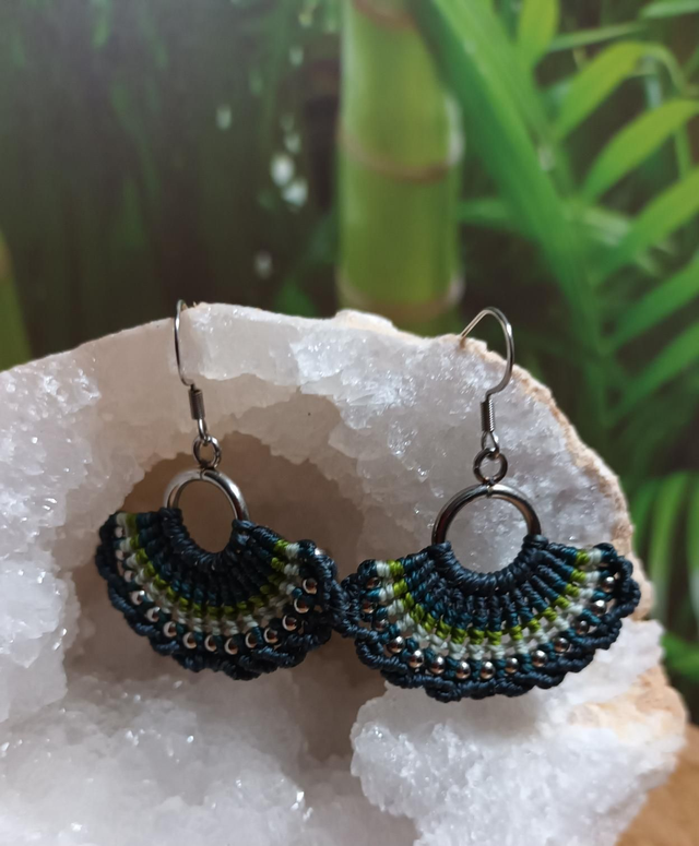 Boucles d'oreilles en micro-macramé