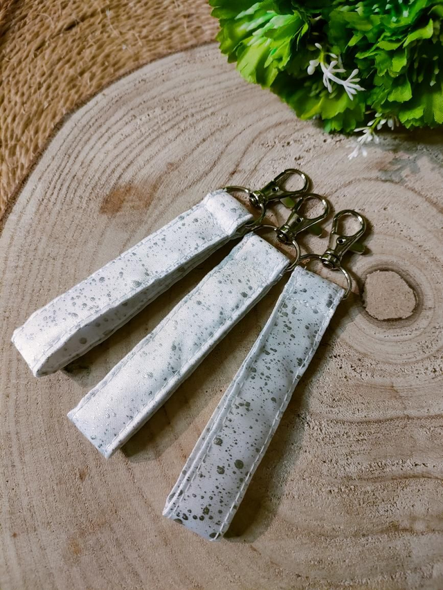 Porte clé tâcheté argenté fond blanc - Personnalisable