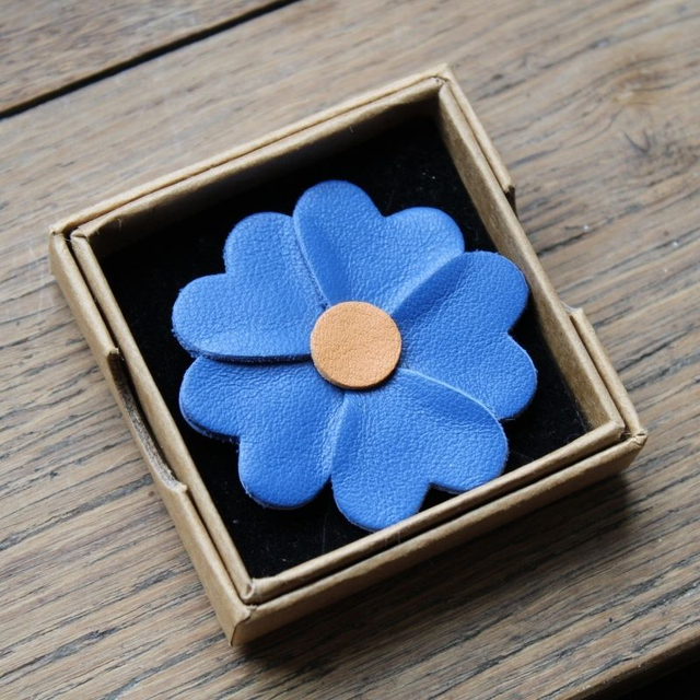 Broche marguerite, cuir bleu et jaune  