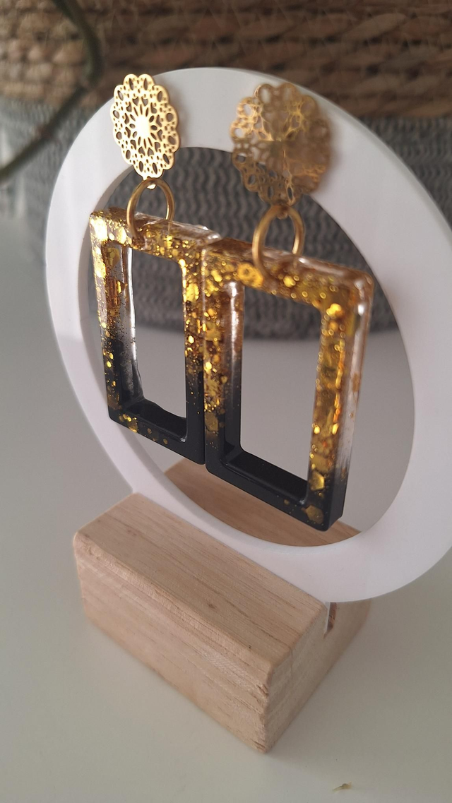 Boucles d'oreilles rectangles noires et paillettes dorées 