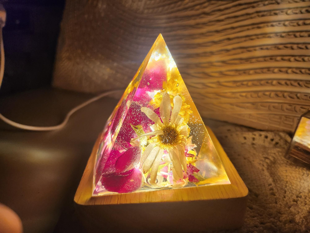 Lampe pyramide fleurs séchées variées 
