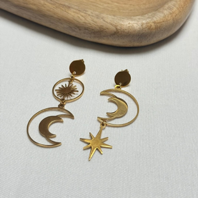 Boucles d'oreilles asymétriques, lunes / étoiles