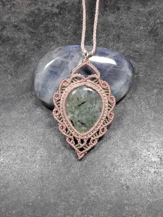 Collier en préhnite