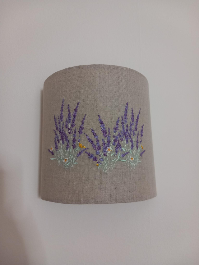 Abat jour en lin brodé ,broderie Lavande. Applique murale forme 1/2 cercle .Largeur 20 ou 25 cm. Électrification incluse .Création  France