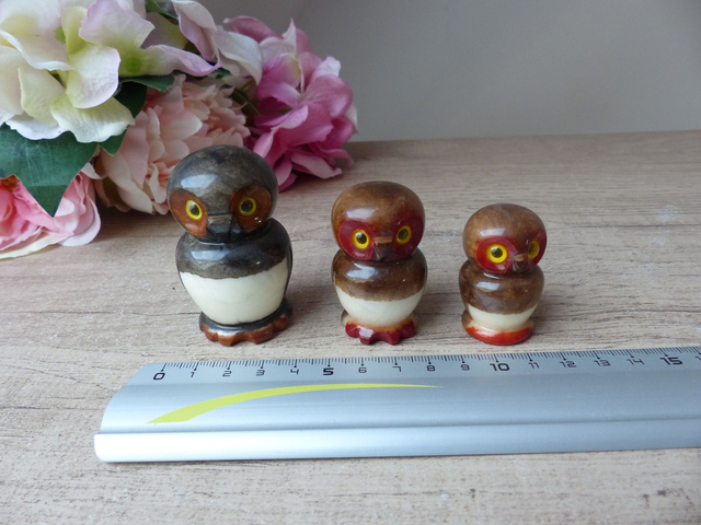 Famille de chouettes vintage en albâtre – 3 figurines anciennes en pierre - Trio de hiboux sculptés en albâtre – Figurines décoration bureau