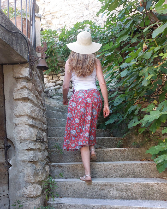 Jupe d&#039;été mi-longue - Coton voile léger – Imprimé Block Print Artisanal – Motif floral bleu sur rouge – Slow fashion femme 