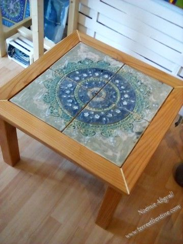 COMPOSITION: Table basse - 4 carreaux en grès 