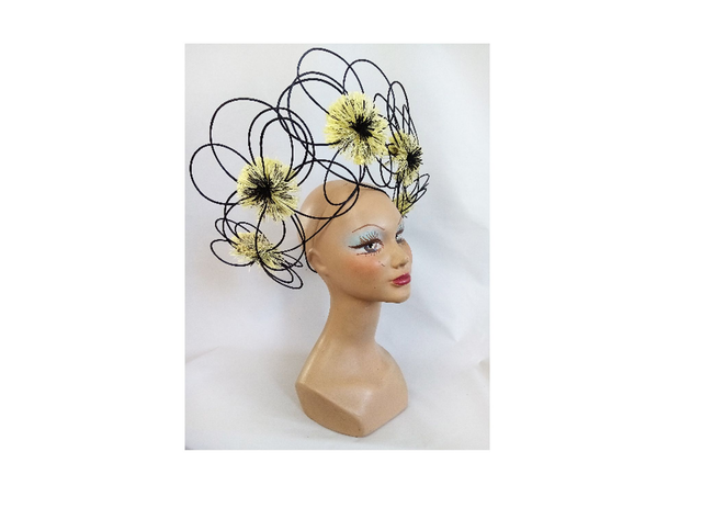 Grand chapeau de cérémonie noir jaune mariage