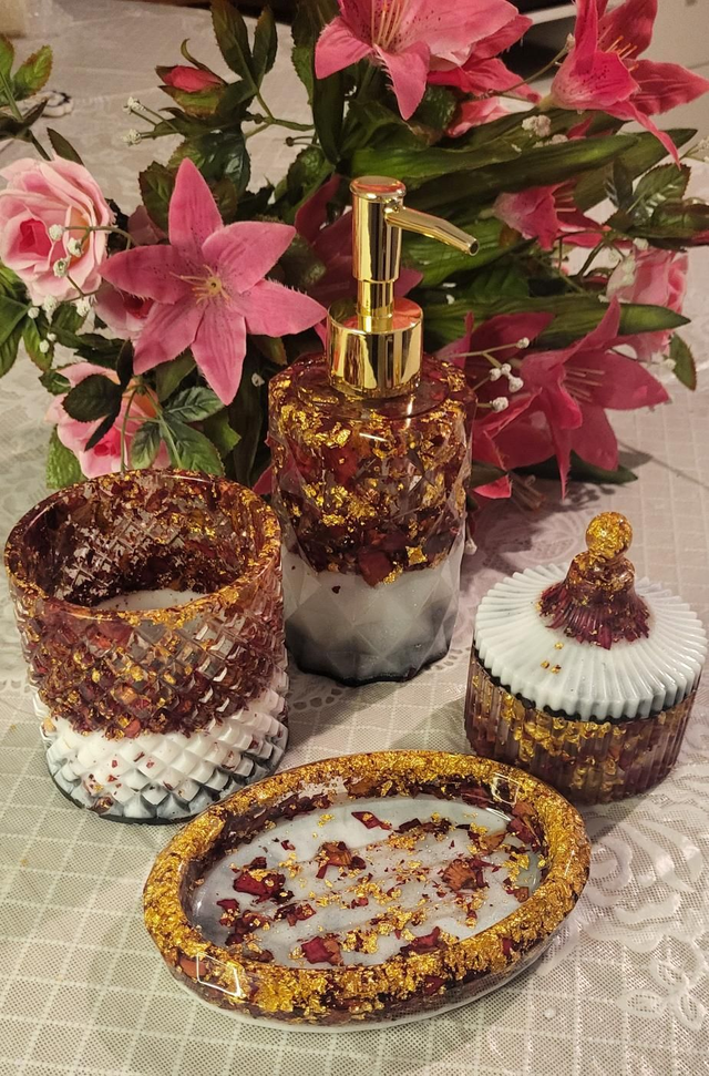 Ensemble de salle de bain pétales de rose et feuilles d'or