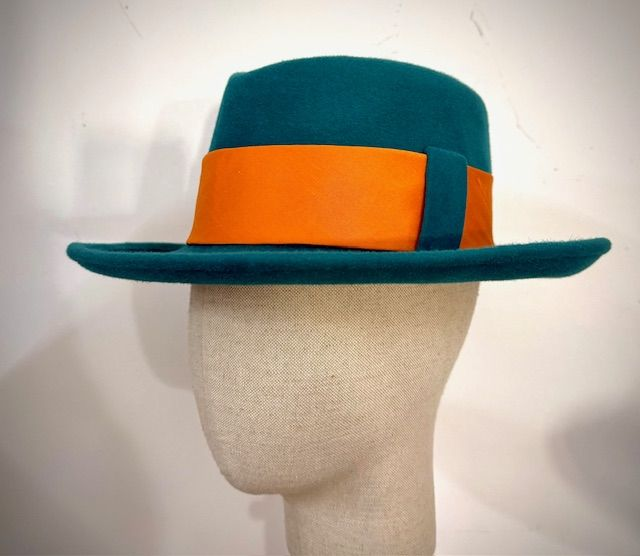 Petrol fur felt / tangerine silk band