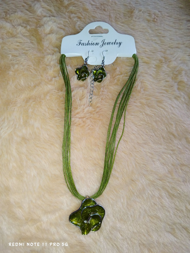 Parure design vert olive – Collier &amp; boucles assorties