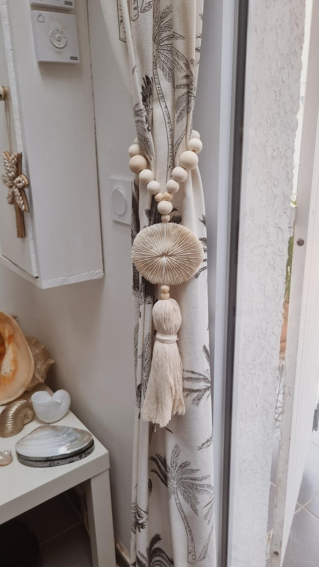 Embrasse corail - pompon beige 