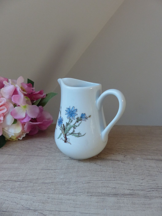 Pot à lait vintage Pillivuyt France – Porcelaine blanche décor fleurs de chicorée bleue, pichet bohème pour déco campagne chic ou bouquet