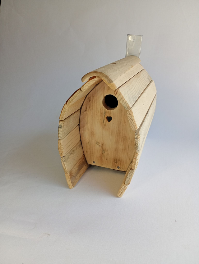 Nichoir mésanges tout sapin étanche (toile acrylique sous le bardage bois) - faitage bambou (non traité)