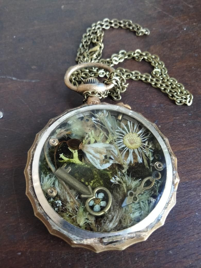 Pendentif steampunk avec insertion de fleurs séchées