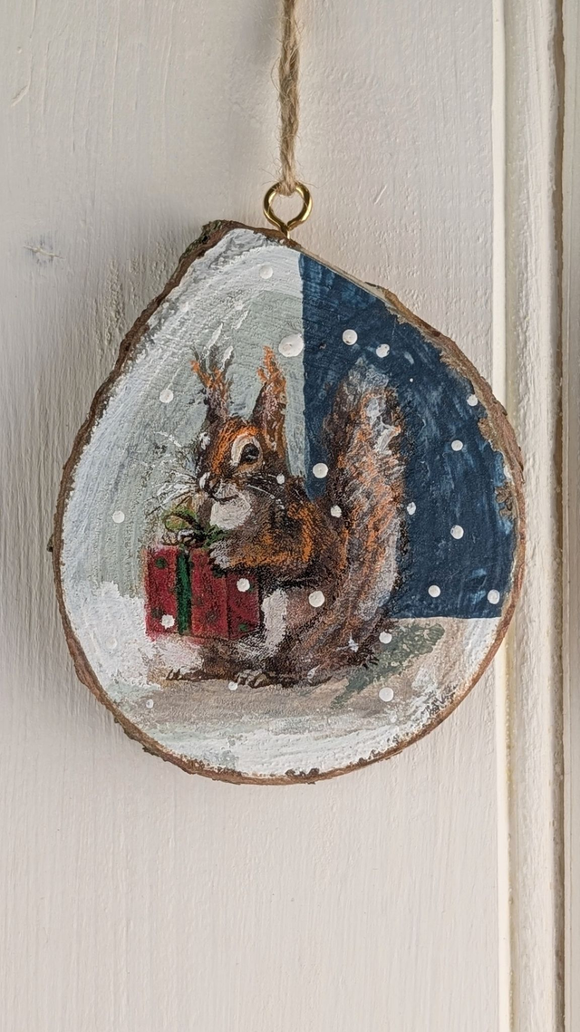 Squirrel with gift - Log slice