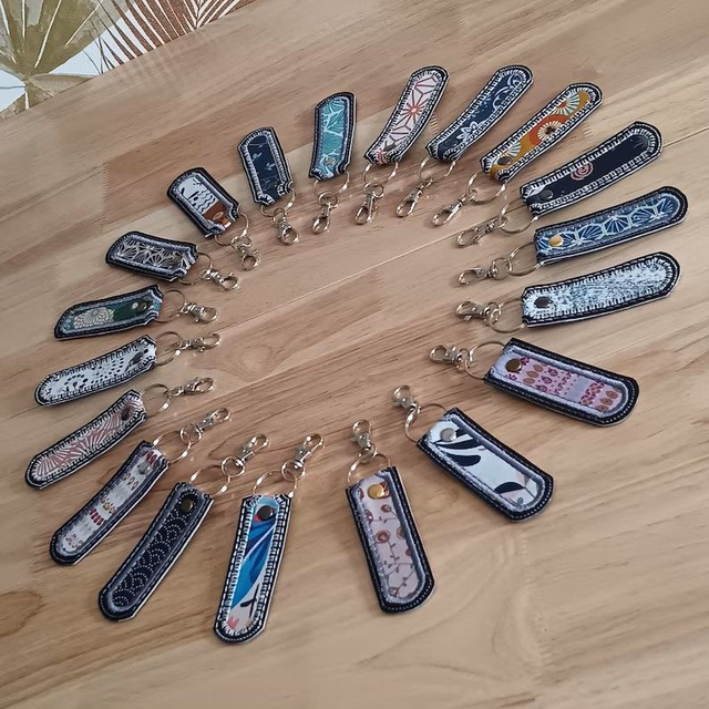 Porte-clé artisanal en tissu brodé – Création fait main en Vendée