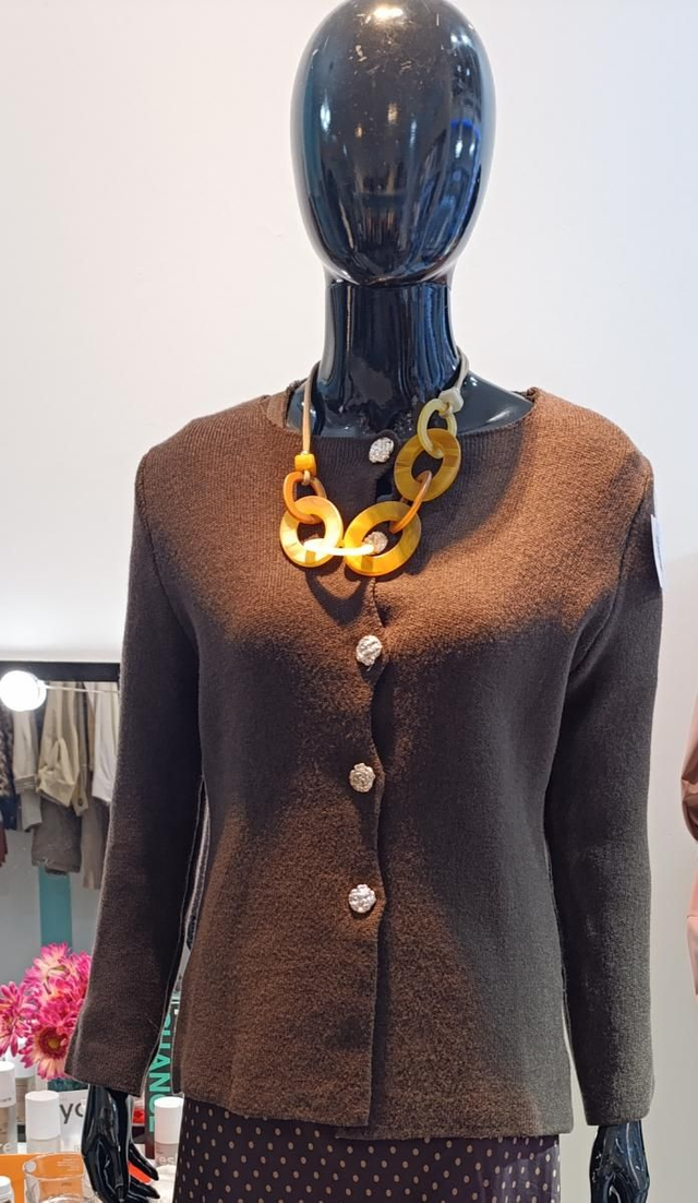 Chaqueta entallada botones dorados