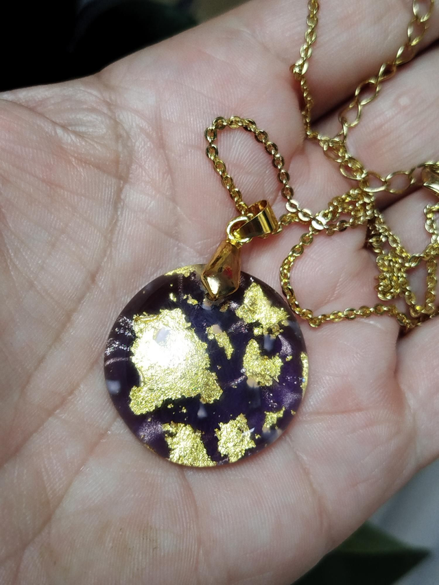 Pendentif en Verre avec Inclusion en Résine Dorée