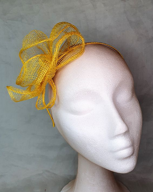 Iris tocado etéreo en sinamay amarillo