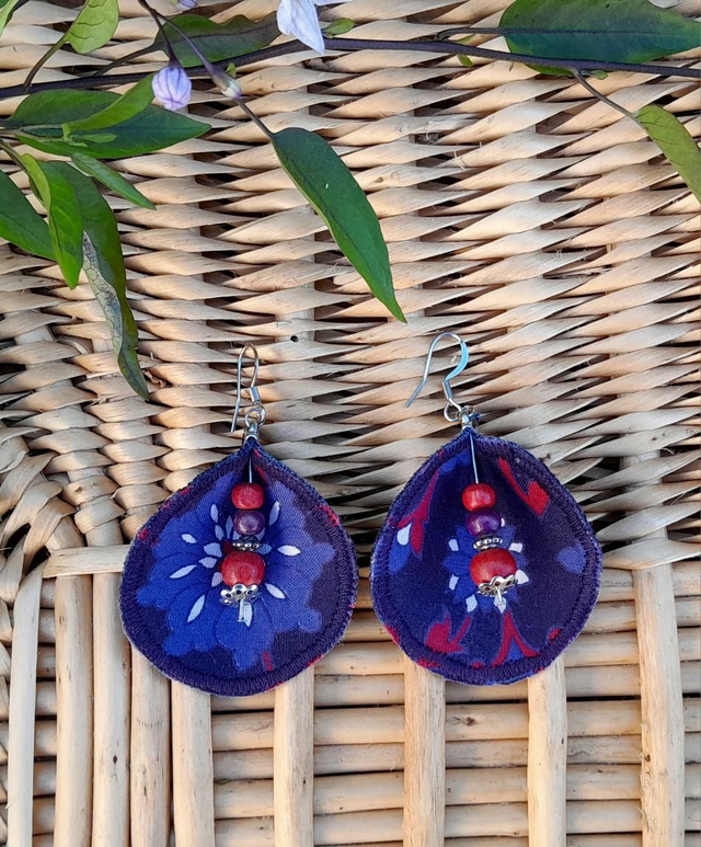 Boucles d&#039;oreille textile et perles bois + pochon assorti