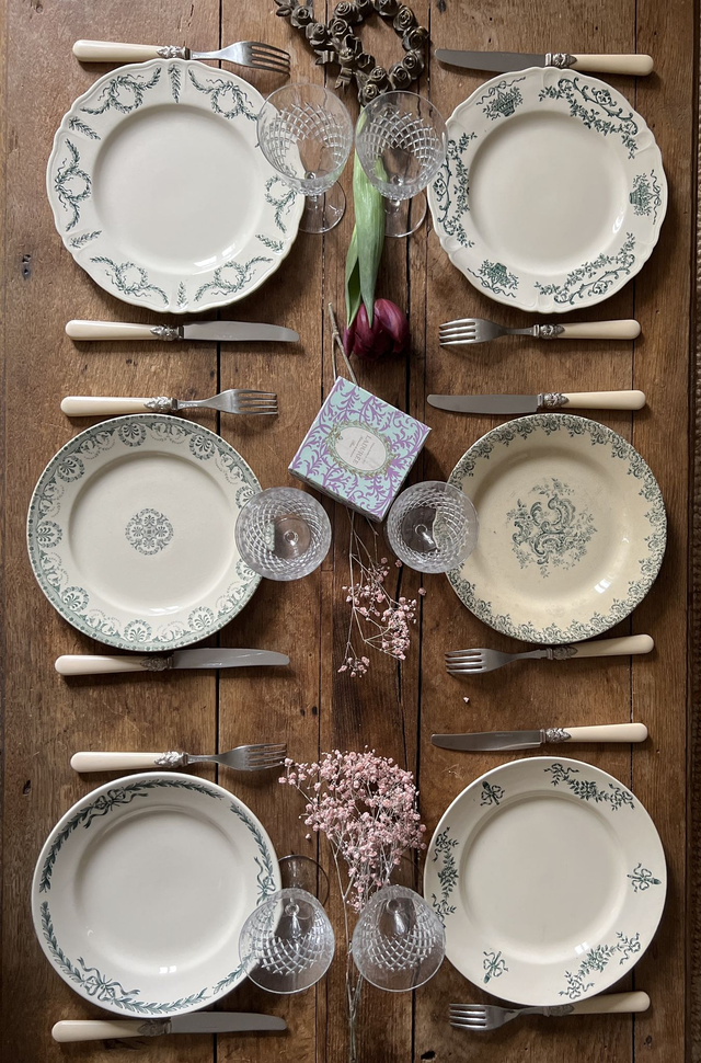 BELLEVILLE - Suite de 6 assiettes plates dépareillées - Terre de Fer