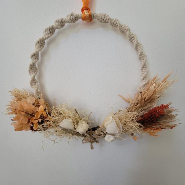 Anneau à suspendre en macramé et fleurs séchées , fleurs papier