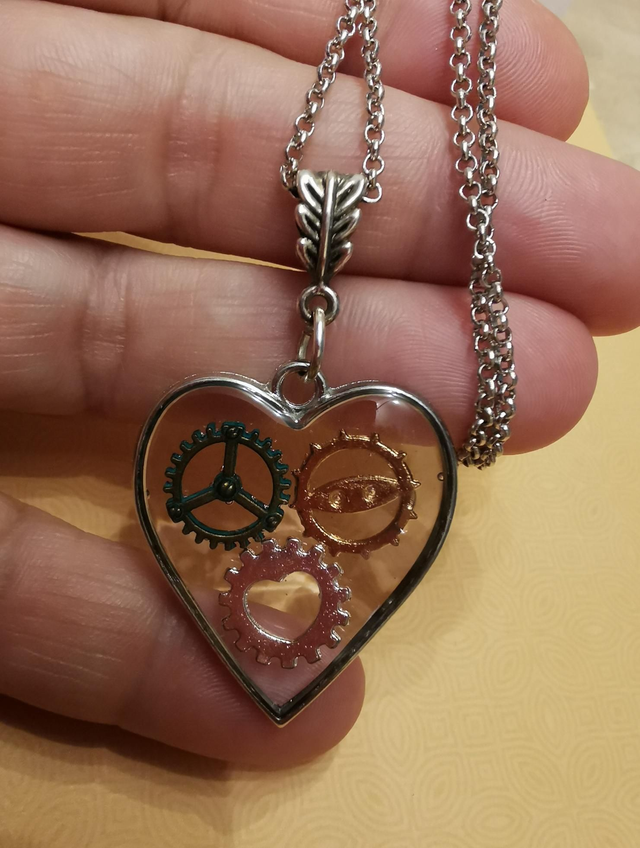 Pendentif cœur engrenages 
