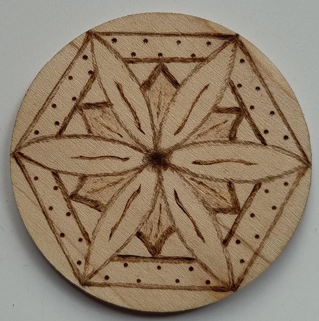 Magnet with geometric flower design 