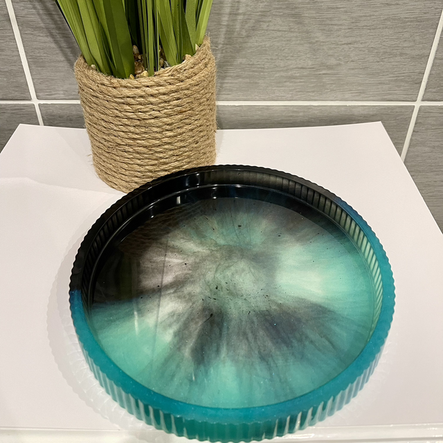 Plateau diam 21cm dans les tons turquoise, noir et transparent 