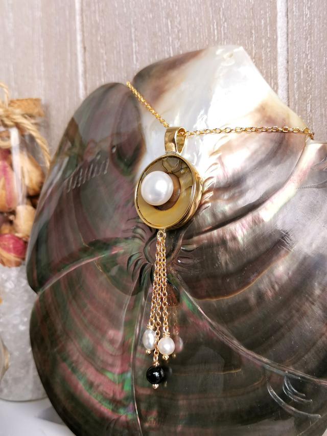 Collier nacre avec perle de culture blanche et Keshis de Tahiti