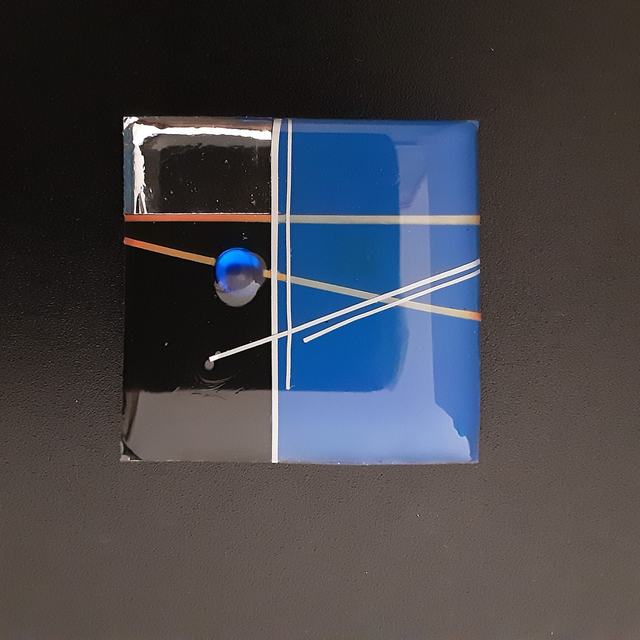 Broche grand carré collection Enti Color-fond argent-noir-bleu roy-cabochon bleu électrique-liserés blancs