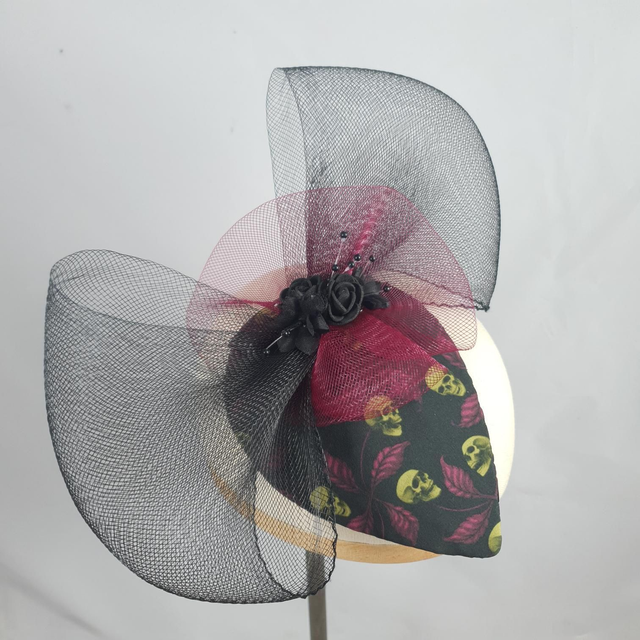 Fascinator goutte - Noir avec crin et têtes de mort