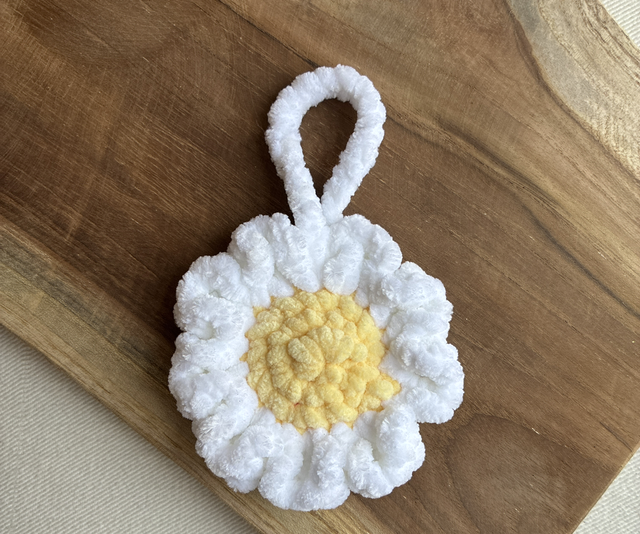 Porte clé fleur pétales blanches 