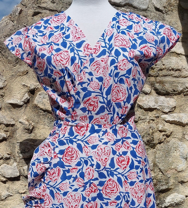 Robe portefeuille en coton voile léger imprimé à la main au block print bleu, rouge et blanc, taille unique 