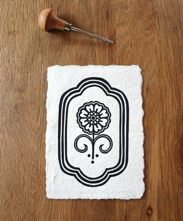 Linogravure “Fleur ornée” – Impression artisanale A5 sur papier coton recyclé