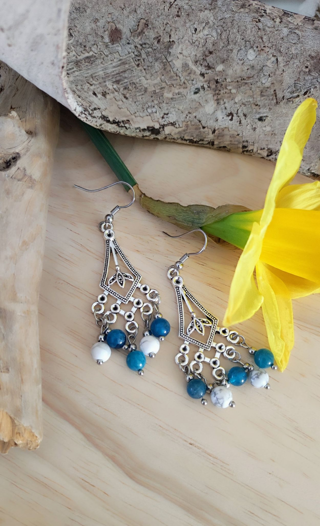 Boucles d'oreille Apatite et Howlite