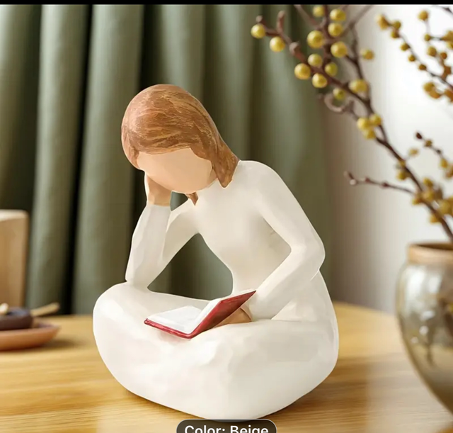Reader statue 